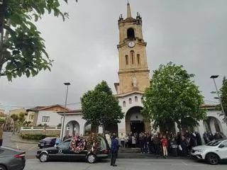 Multitudinario adiós en Colunga a Justino Pérez, presidente del PP local y concejal: Se preocupaba por todos los vecinos, pensaran como pensaran"