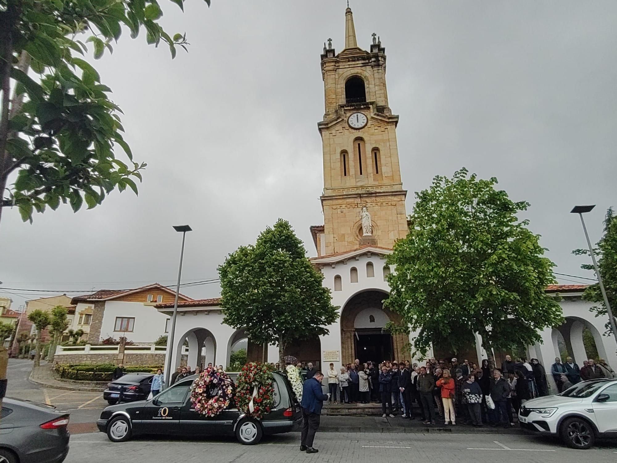 El exterior de la iglesia antes del funeral