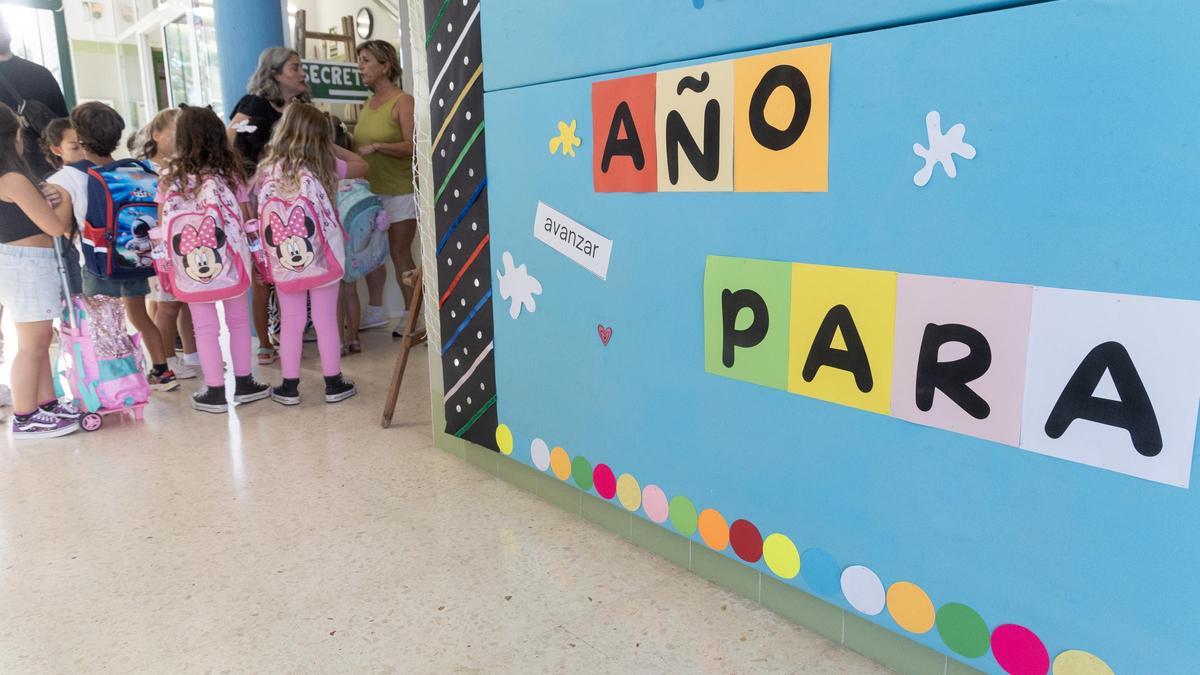 Alumnos de Infantil, en la entrada a un colegio.