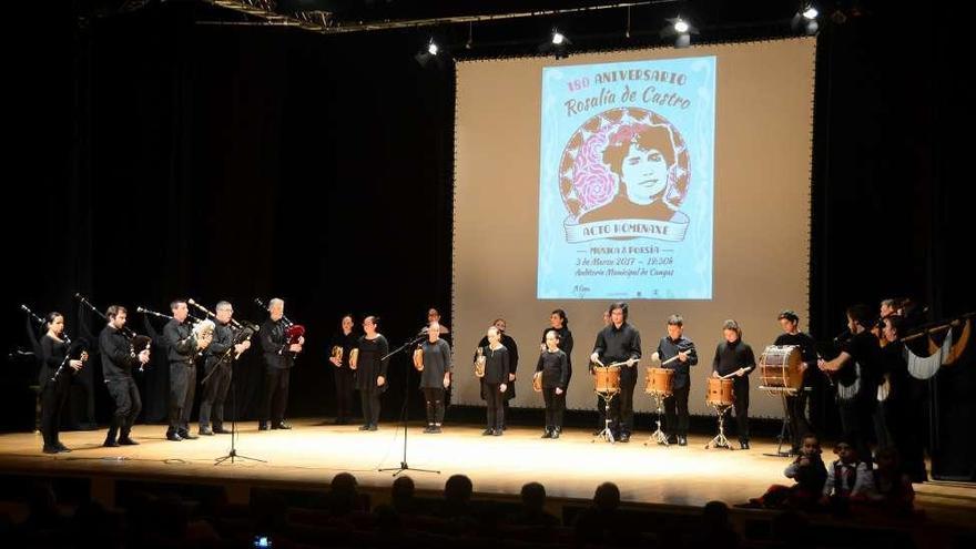 Actuación coral en el homenaje a Rosalía de Castro. // Gonzalo Núñez