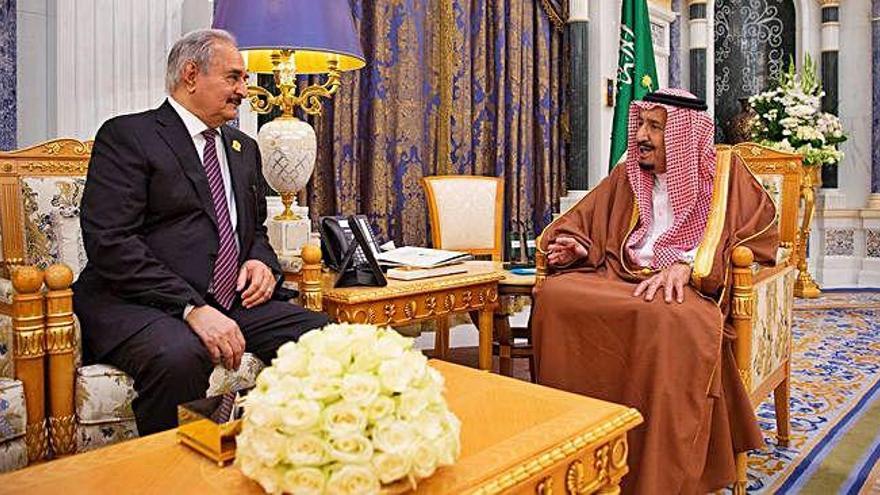 El rei Bin Salman, a la dreta de la foto, ha rebut nombroses crítiques pel crim.