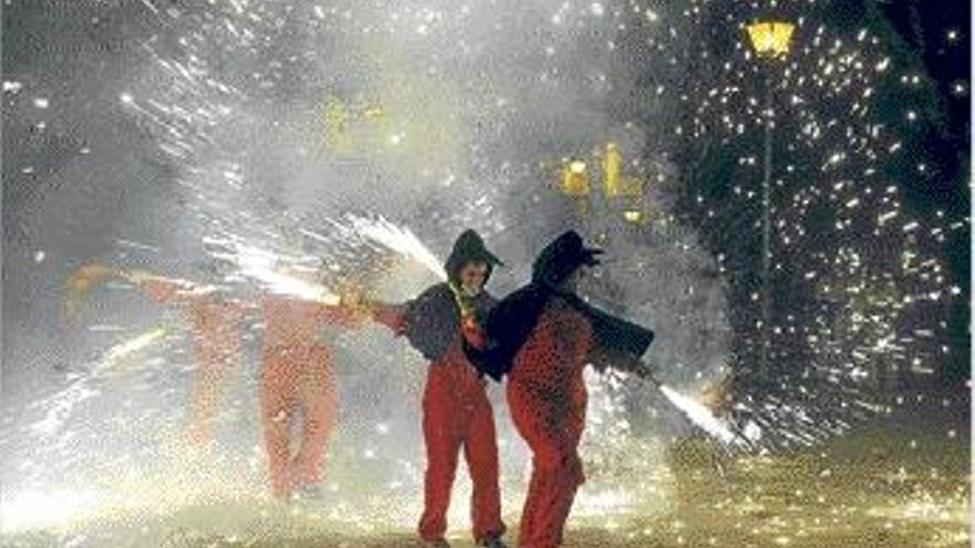 Sobre estas líneas, &quot;correfoc&quot; celebrado ayer en Campanar.