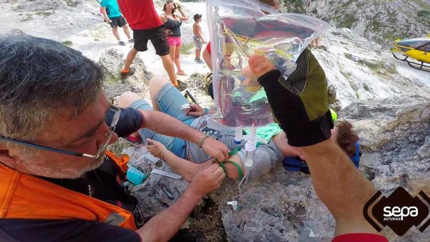 Rescatan a una turista holandesa que se indispuso en la Ruta del Cares