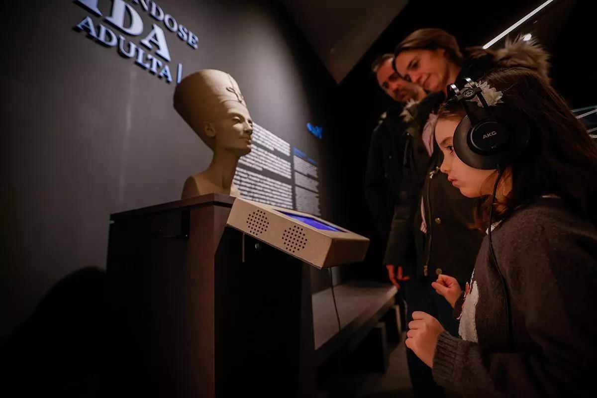 Una familia observa una de las piezas de la exposición sobre Egipto celebrada en Córdoba.