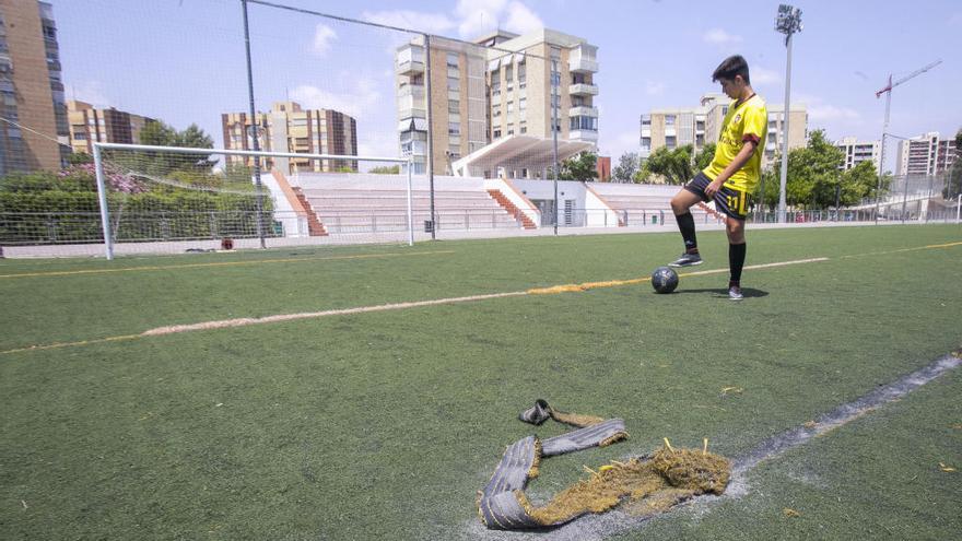 Mal estado del césped en la Ciudad Deportiva de Alicante