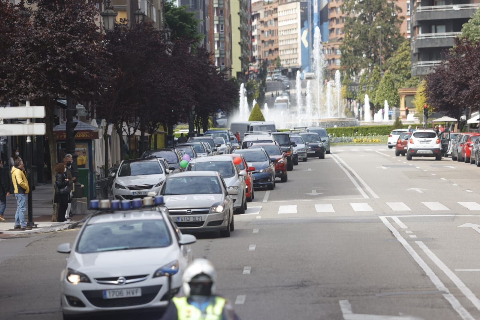 Caravana-manifestación frente a la Delegación del Gobierno para pedir una solución al "argayón" de Salas