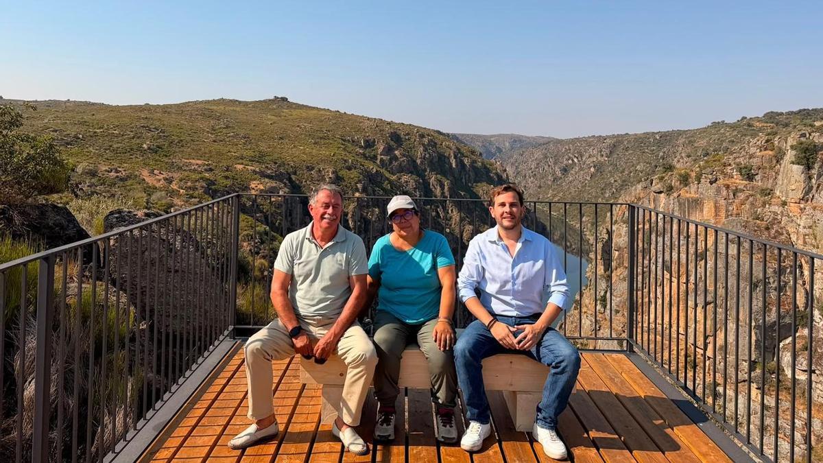 De izquierda a derecha, José Ignaicio Isidro, María Luisa Pablo y Víctor López de la Parte disfrutan de las vistas desde el mirador.