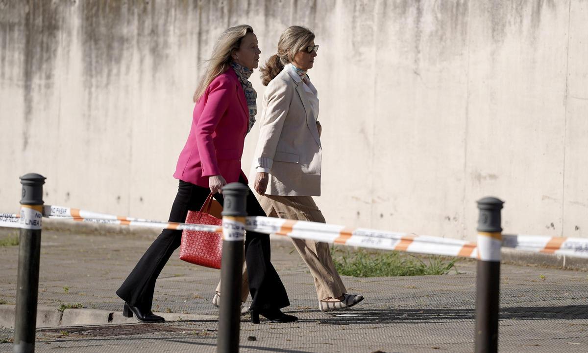 Rosalía Iglesias (d) junto a su abogada Marta Giménez-Cassina (i) en las inmediaciones de la sede de la Audiencia Nacional en San Fernando de Henares