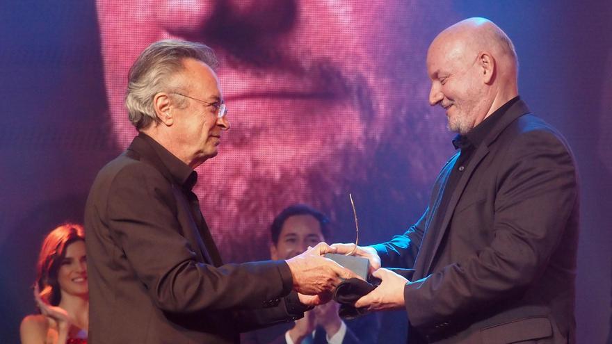 El realizador argentino Juan José Campanella (d) recibe la Espiga de Oro.