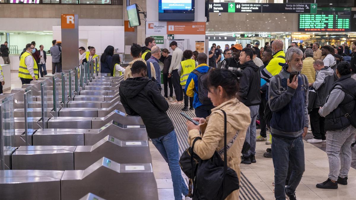 Cancelación de los trenes de Rodalies de Renfe en la estación de Sants a consecuencia de la alerta de protección civil por las fuertes lluvias en el territorio