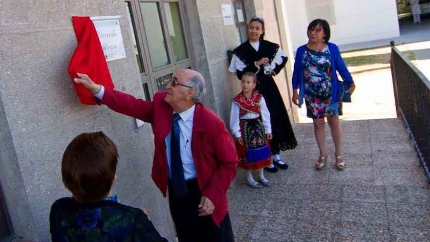 El homenajeado Ricardo Alonso en el momento de descubrir la placa del Aula.