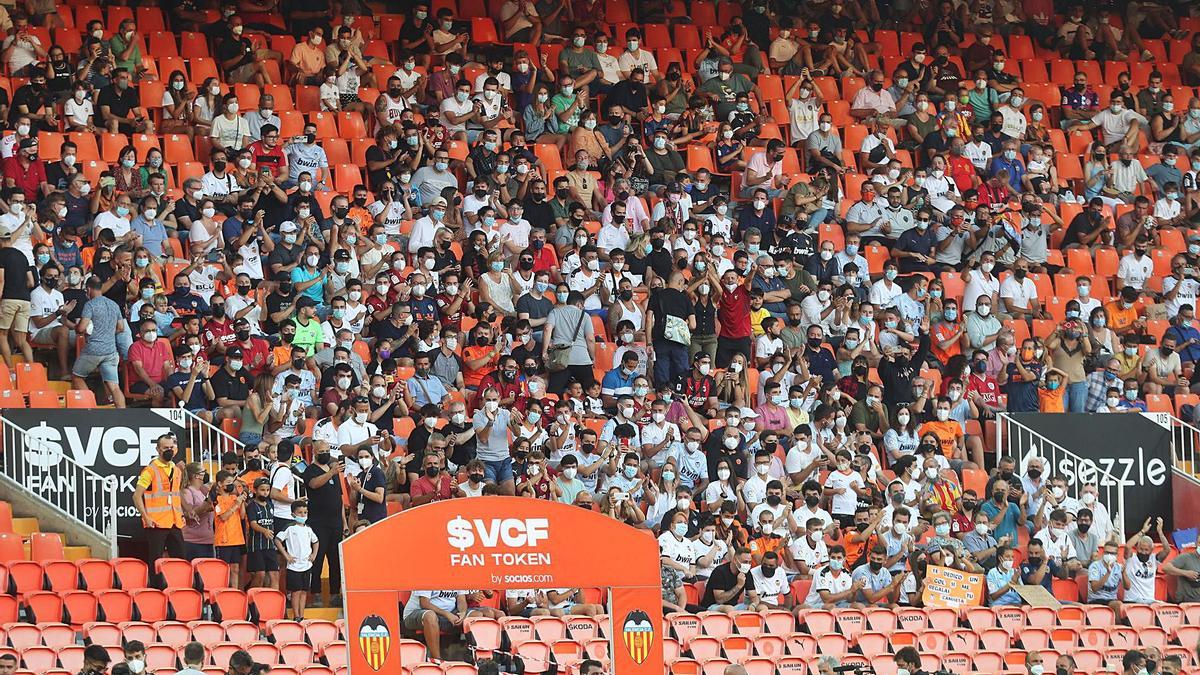 La afición se concentró en varios sectores del estadio sin aparente distacia social. | JOSÉ MANUEL LÓPEZ