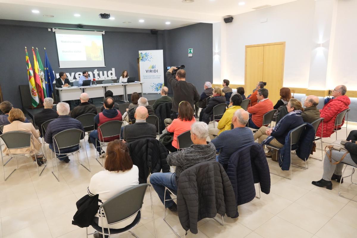 Los técnicos de Viridi Re explican el proyecto de la planta solar a los asistentes a la reunión informativa convocada por el Ayuntamiento de Cabra en la Casa de la Cultura.