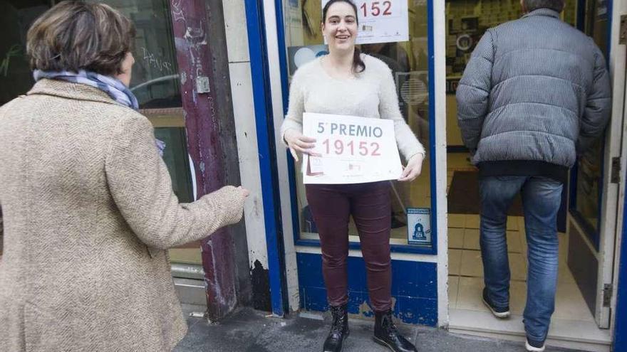 Laura Sobrino, delante de la administración de Oza, en A Coruña. // J. Roller