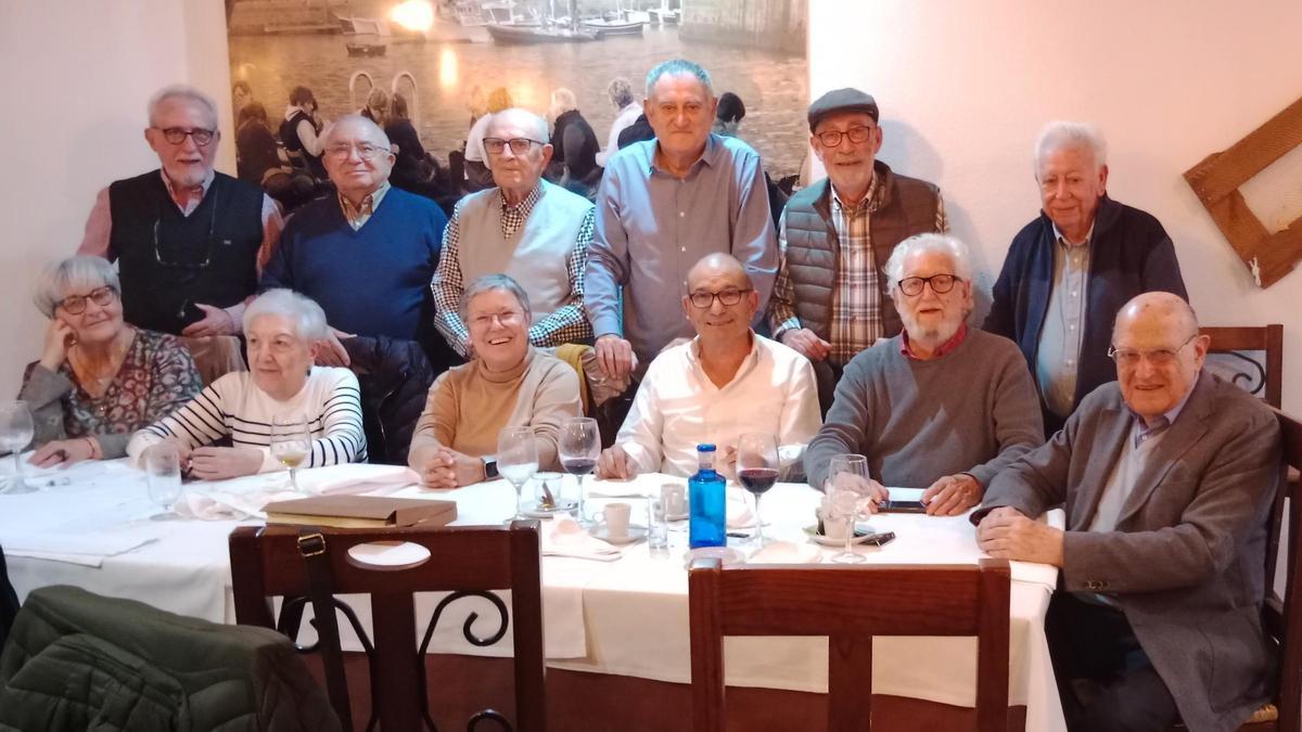 La comida reúne cada Navidad a políticos y periodistas que compartieron la primera corporación en Elche