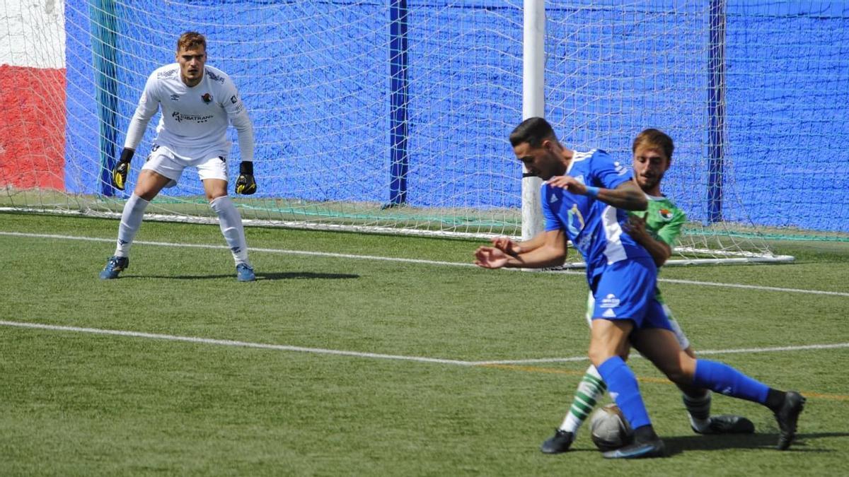 José Martínez presiona a un jugador del San Fernando, con Fran muy atento a la jugada.