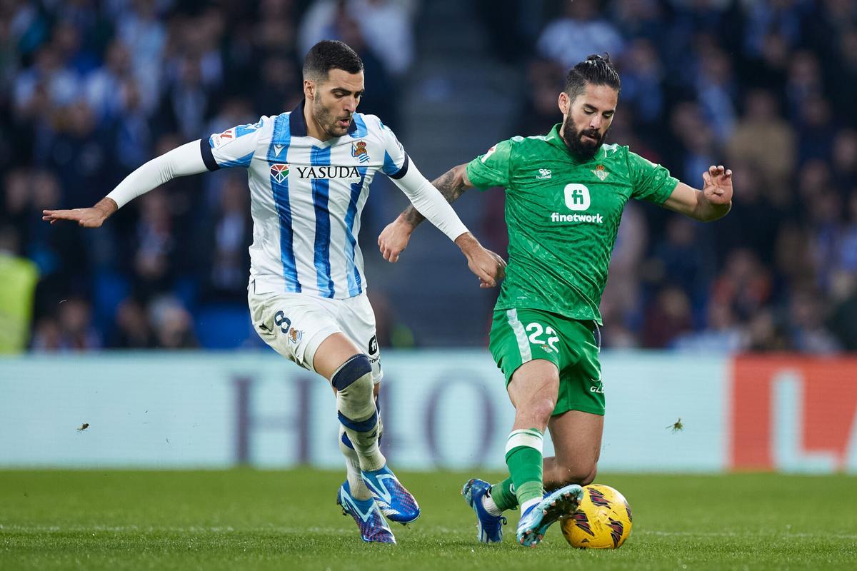 Mikel Merino e Isco Alarcón pugnan por un balón en el Real Sociedad-Real Betis Balompié de hace dos temporadas en el Reale Arena