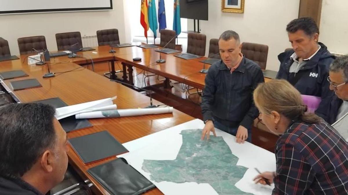 Reunión de trabajo en el Ayuntamiento para analizar la prevención contra los incendios en Corvera.