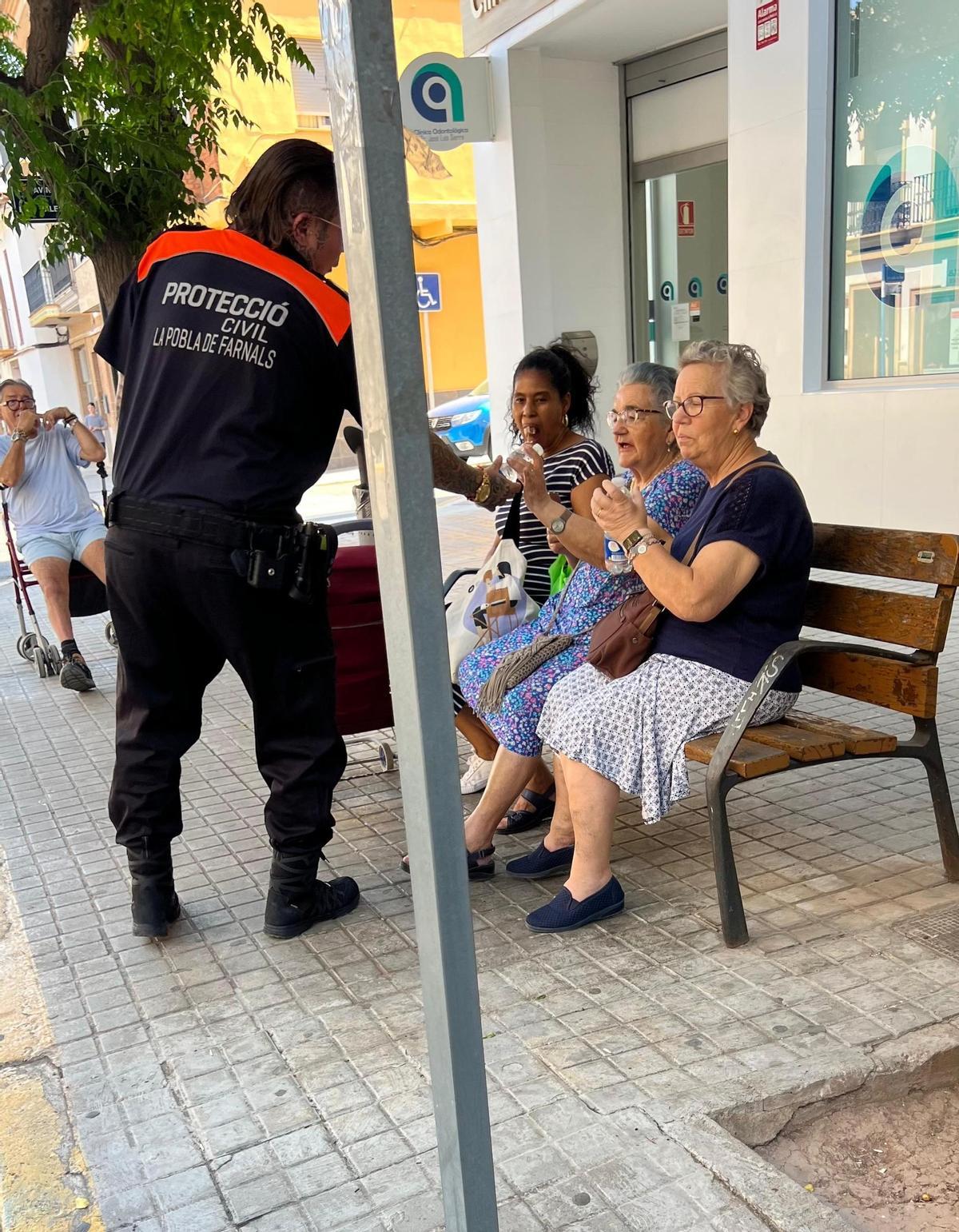 Un voluntario informa sobre la ola de calor.