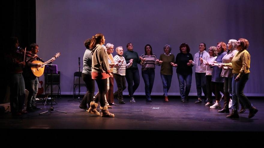 Un canto a la esperanza contra la “medrana”: el tema que Mujeres por Grado ha compuesto para este 25N y que se estrena en el Centro Cultural