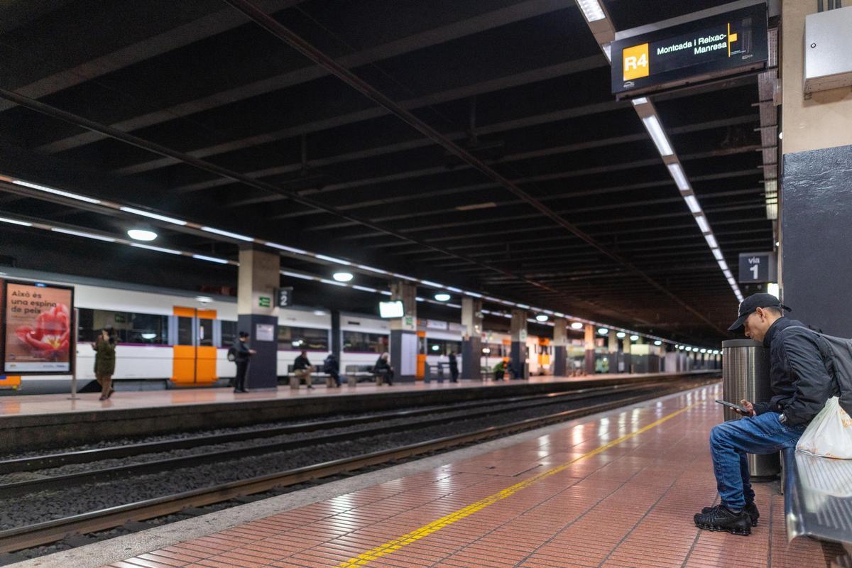 Andén en la Estación de Fabra i Puig, a 26 de enero de 2026, en Barcelona, Catalunya (España). Renfe informaba a primera hora que se suspendía el servicio de Rodalies por incidencia en el centro de control de Adif en la Estació de França (Barcelona). Esta