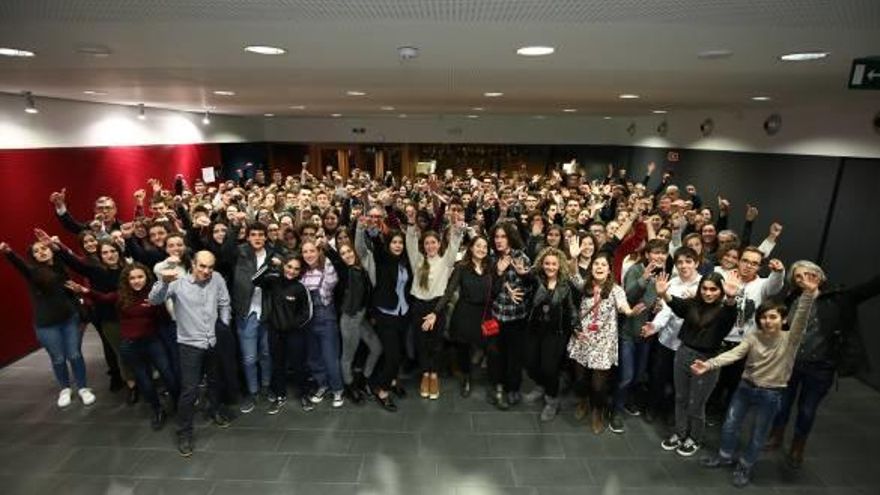 Foto de grup dels alumnes que participaran enguany al Bojos per la Ciència, ahi a Món Sant Benet