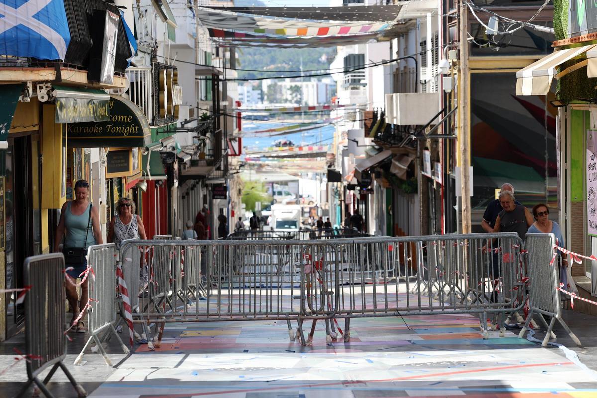 Todas las imágenes de la calle Santa Inés, en Sant Antoni, donde se ha restaurado la obra de Okuda.