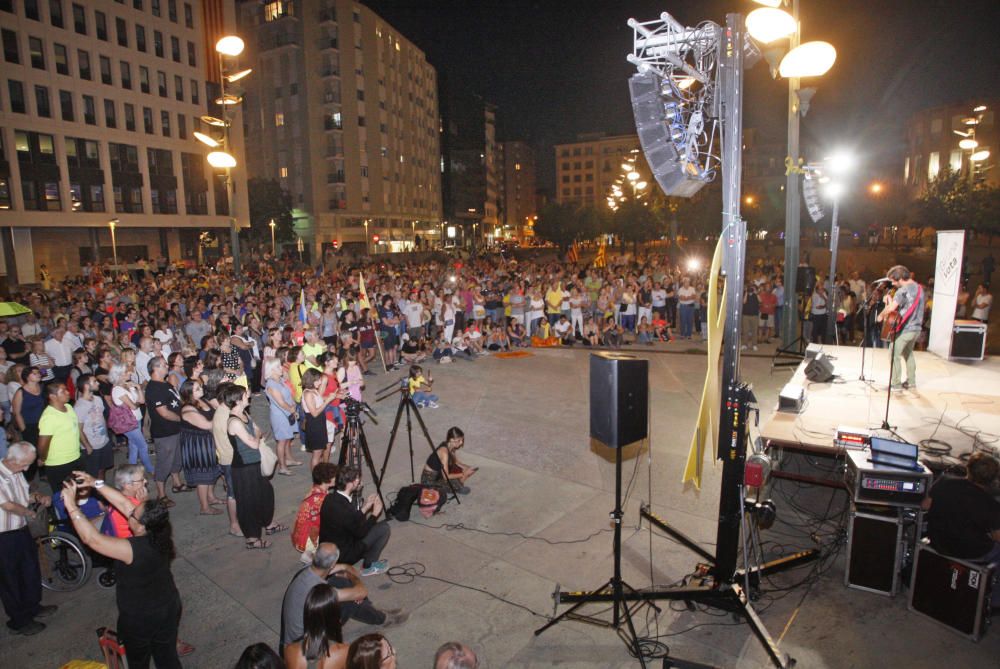 Concentració a la plaça de l''U d''octubre de Girona per l''aniversari del 20-S