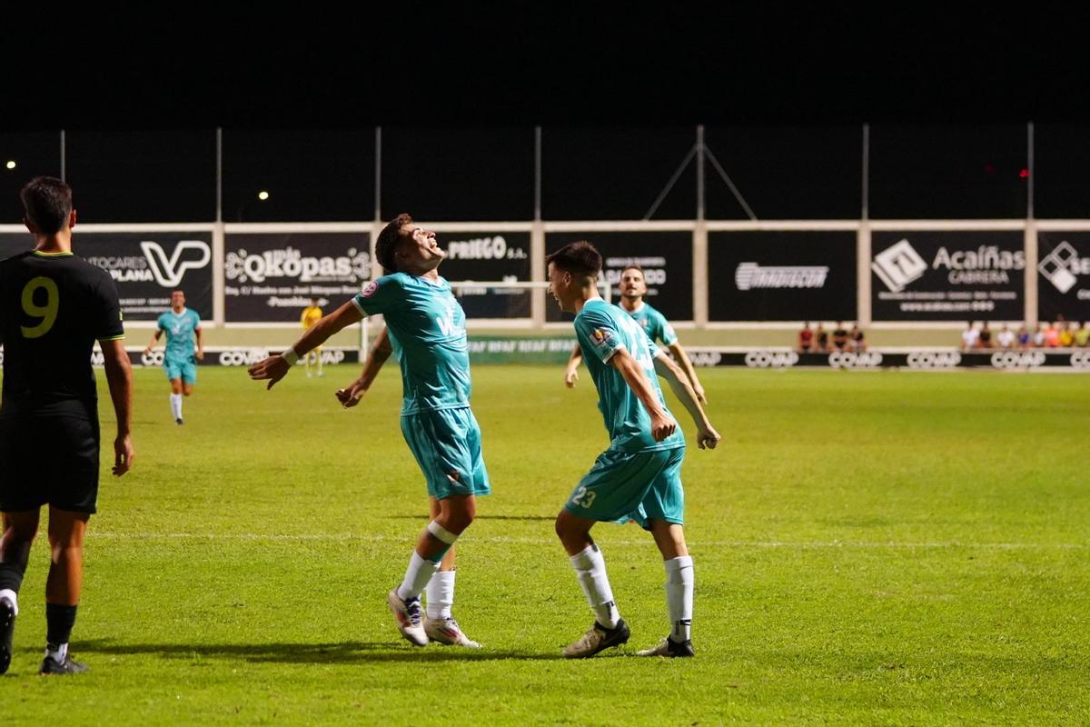Los futbolistas del CD Pozoblanco celebran uno de sus goles en la final.