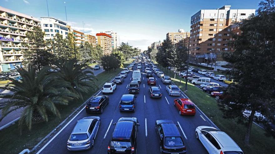 Un atasco en la avenida del Cid de València.