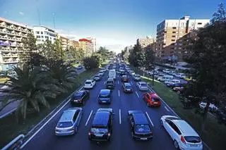 Los jóvenes se bajan del coche