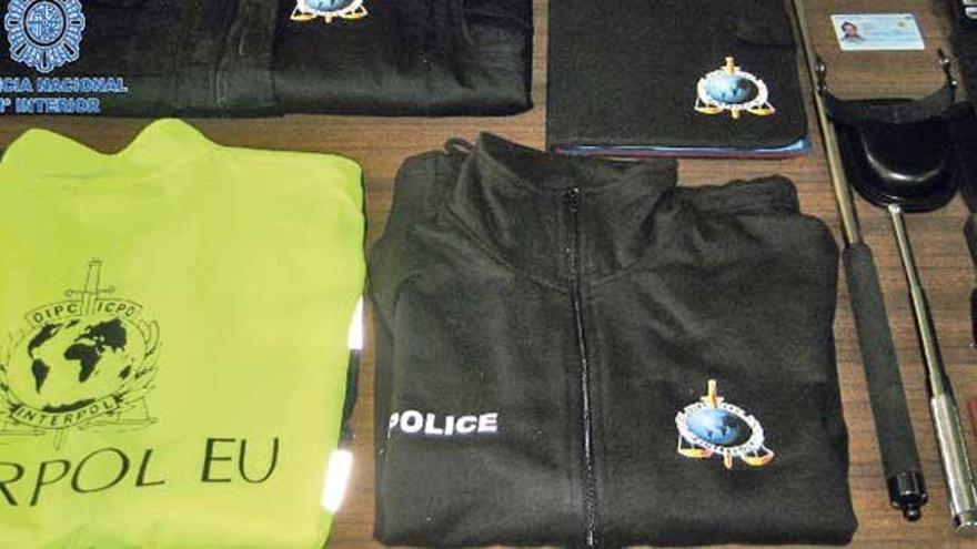 Ropa con el anagrama de Interpol, grilletes y defensas extensibles intervenidas al impostor.