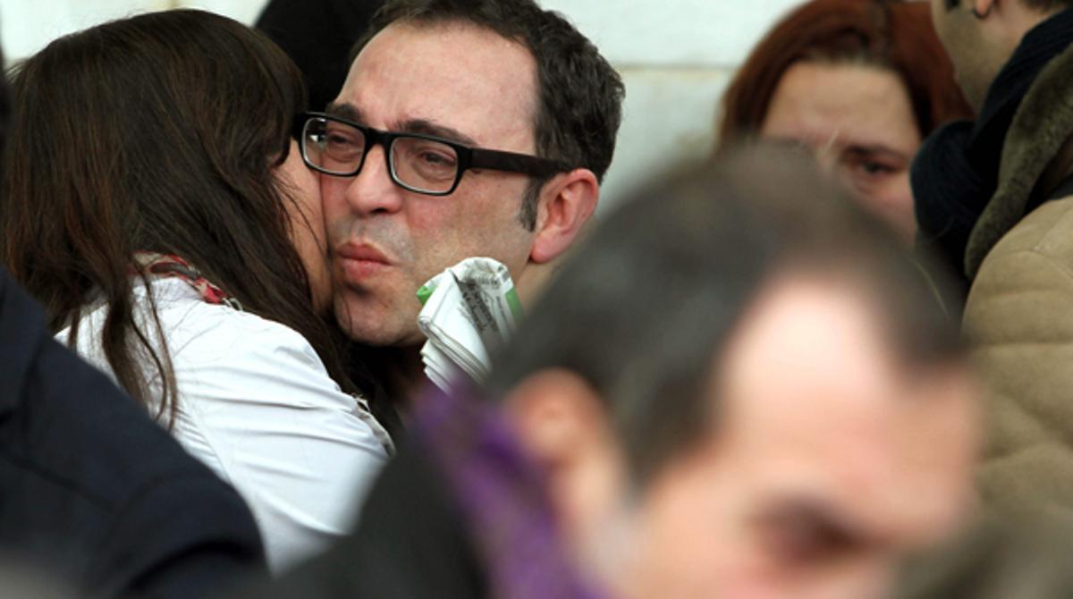 Aplaudiments, anècdotes i llàgrimes en el funeral d’Anna Lizaran.