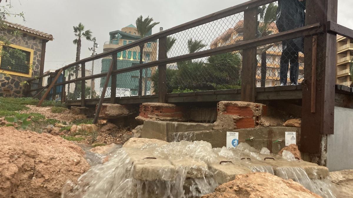 Vertido al mar de aguas pluviales mezcladas con residuales tras la tormenta del 11 de noviembre en el Hombre del Mar en Torrevieja