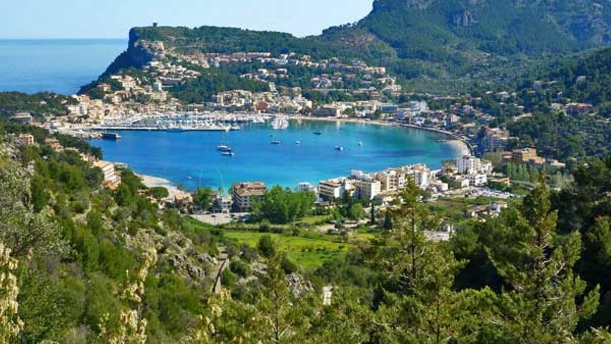 El bonito puerto de Sóller, a los pies de la Sierra de Tramuntana, es uno de los escenarios de la película.