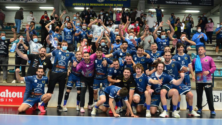 Los jugadores y cuerpo técnico del Cangas después del triunfo ante el Anaitasuna.