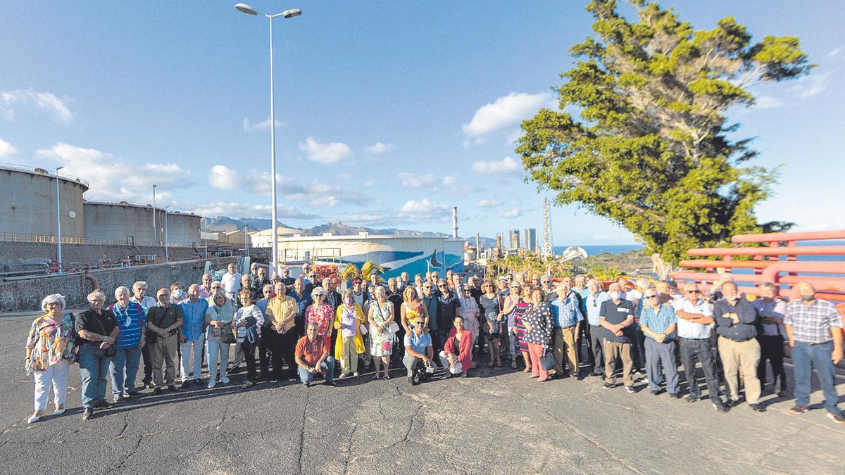 Foto de grupo del encuentro de jubilados celebrado en la Refinería Tenerife