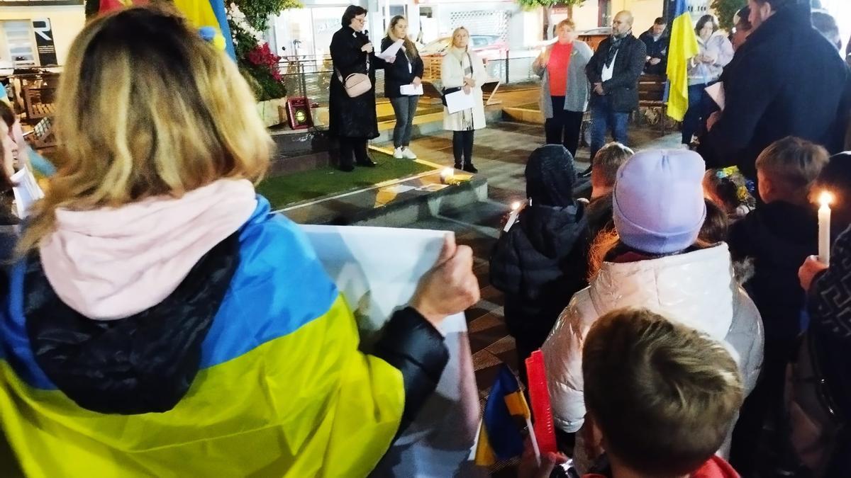 Manifestantes en Elche, entre ellos familias al completo, con velas y pancartas en apoyo al pueblo ucraniano