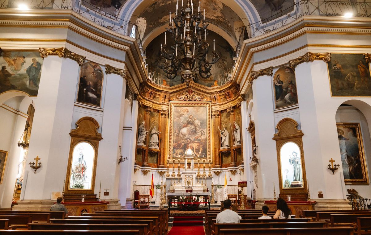 Interior de la Real Iglesia Parroquial de Santiago y San Juan Bautista, en la Plaza de Santiago de Madrid.