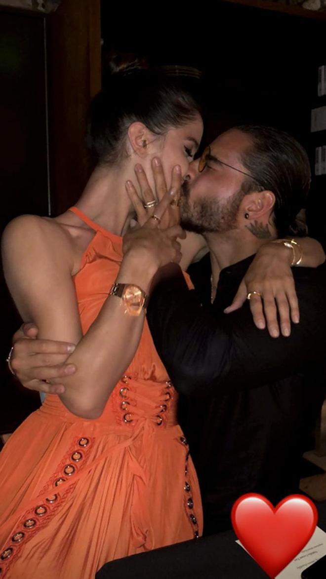 Maluma y su novia Natalia se besan apasionadamente