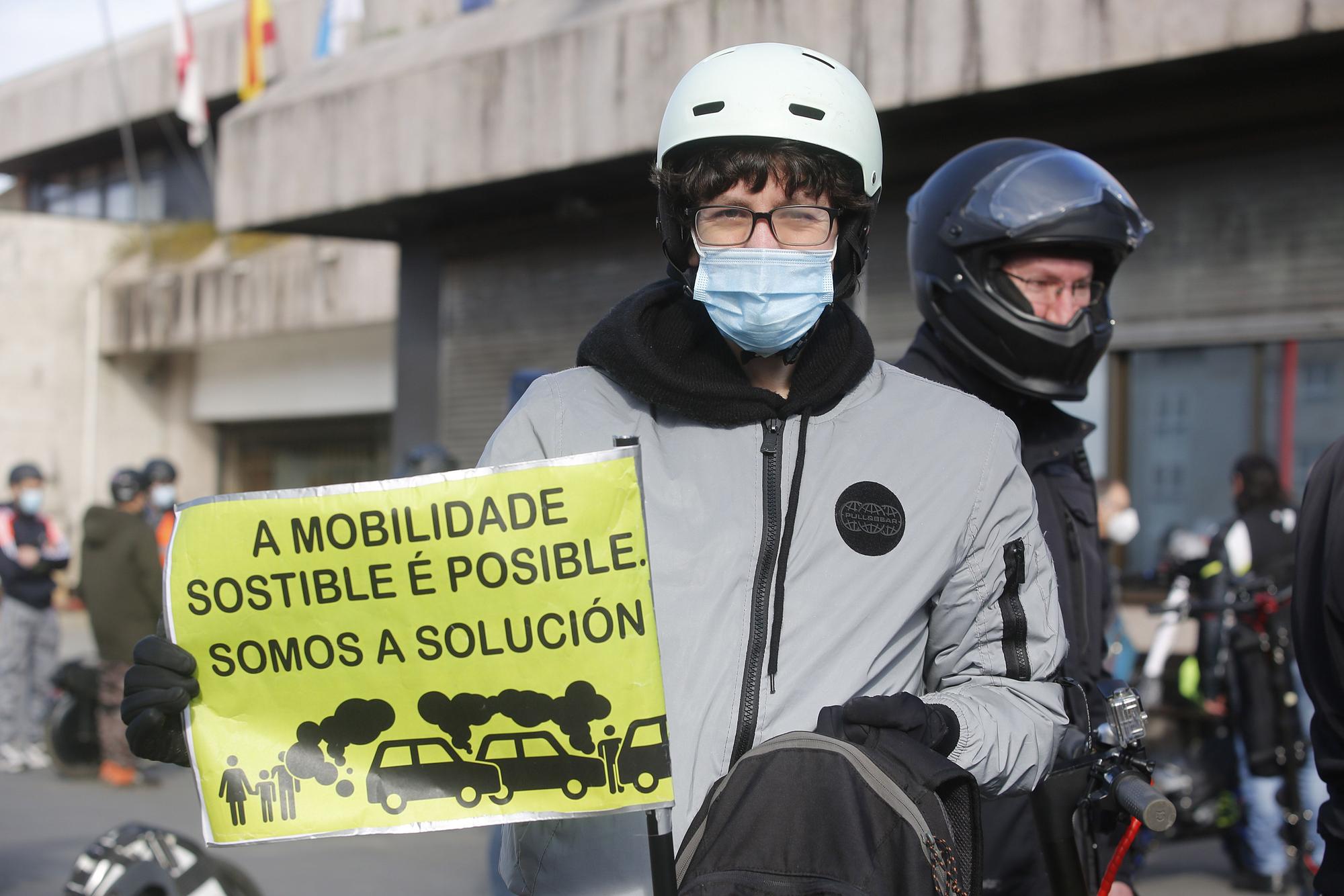 Medio centenar de personas se concentran en Vigo contra la "sobrerregulación" de Vehículos de Movilidad Personal