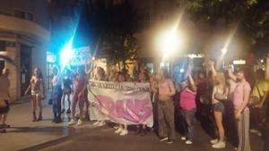 Una protesta LGTBI nocturna toma Russafa en respuesta a los ataques a varias personas trans