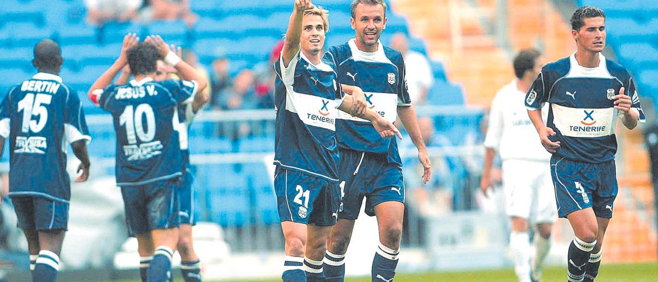 Toni Moral, Belli y Kirian, celebrando el triunfo en el Santiago Bernabéu que marcó el mejor arranque del Tenerife en Segunda a partir de la temporada 1999/00.