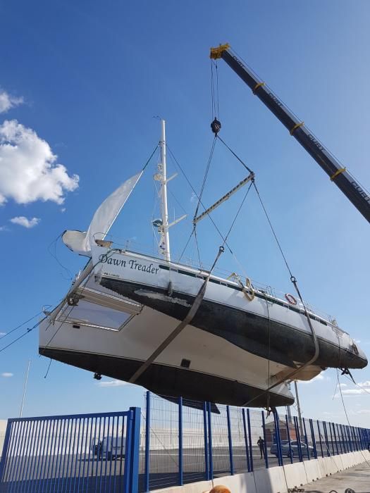 El catamarán afectado por el incendio.