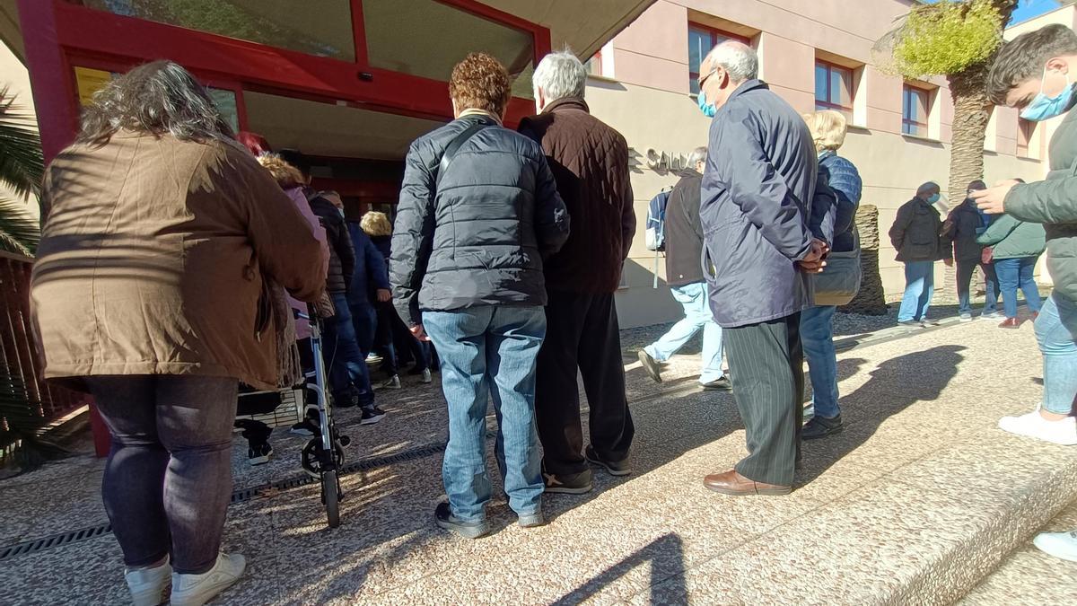 Filas en la entrada de un centro de salud en la capital aragonesa, esta semana.