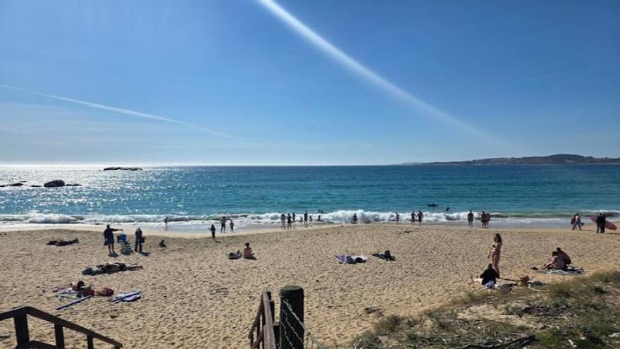 Un Viernes Santo de playa y terraceo en las comarcas de O Salnés y Pontevedra