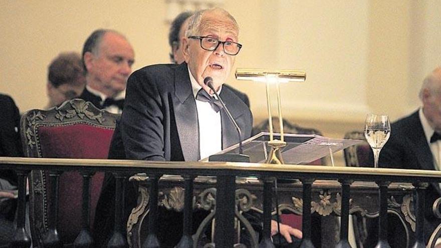 El escultor Martín Chirino, ayer durante la lectura del discurso de ingreso en la Academia de Bellas Artes.