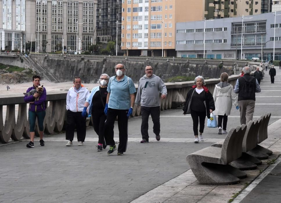 Así fue el paseo de los mayores en A Coruña