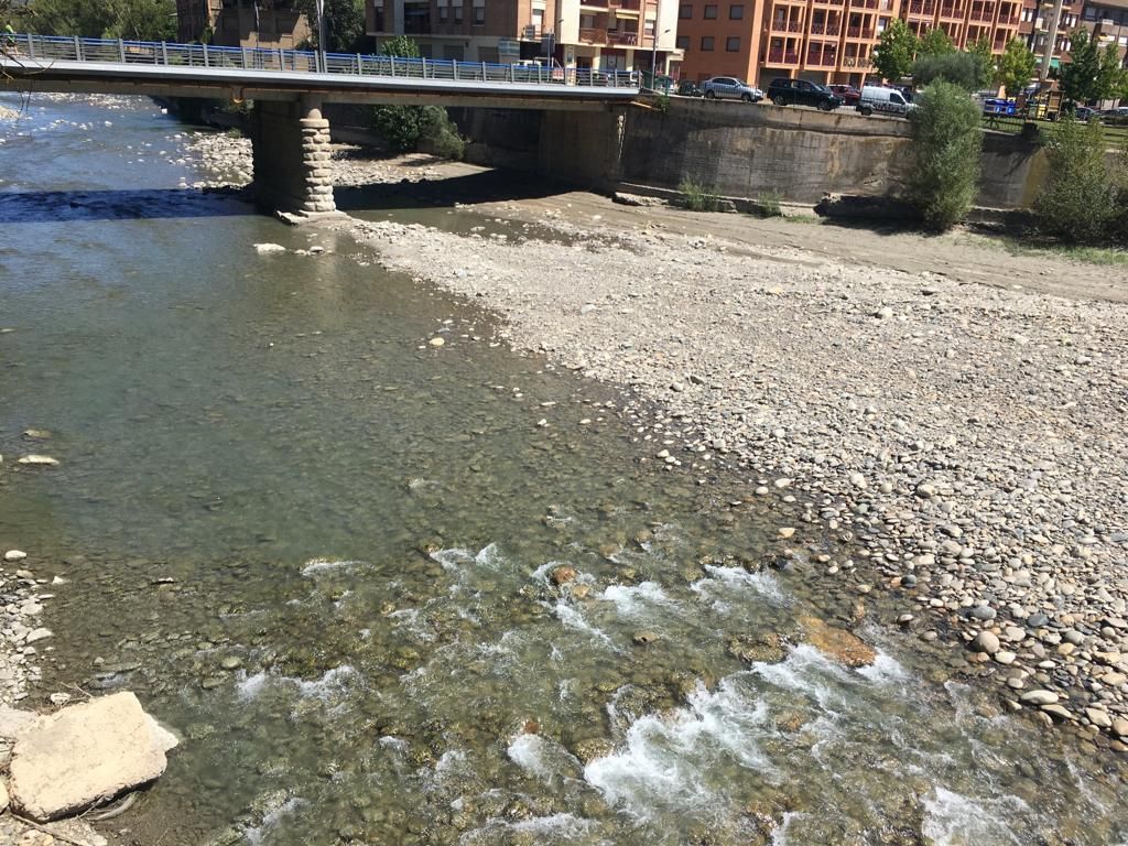 El río Ésera, a su paso por Graus, el día de hoy.