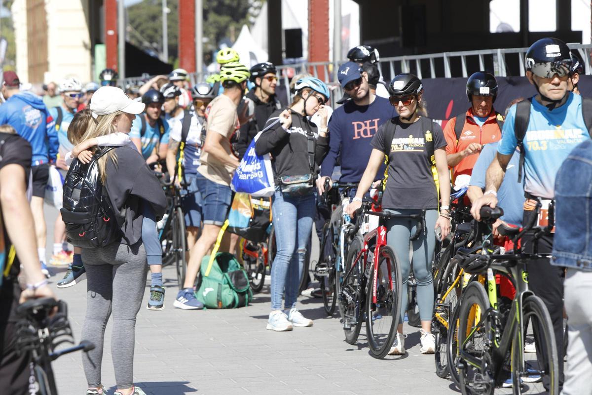 PArticipantes del Ironman 70.3 llegando a La Marina de Valencia con sus bicicletas